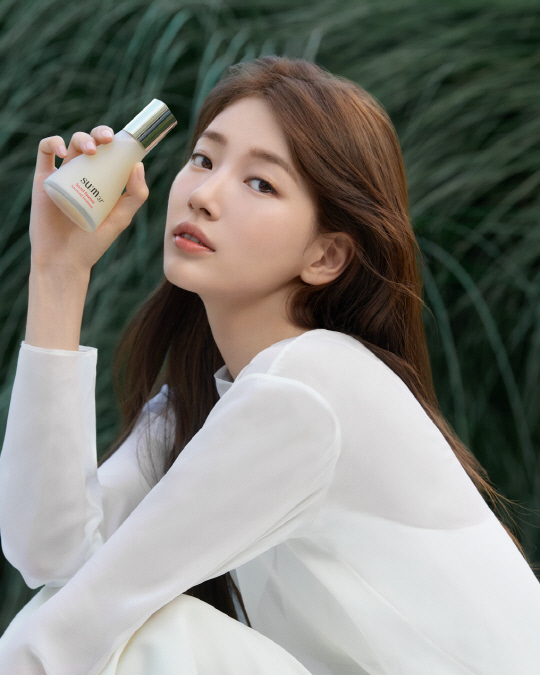 숨37° 모델 수지가 시크릿 에센스 4세대 신제품을 선보이고 있다. LG생활건강 제공